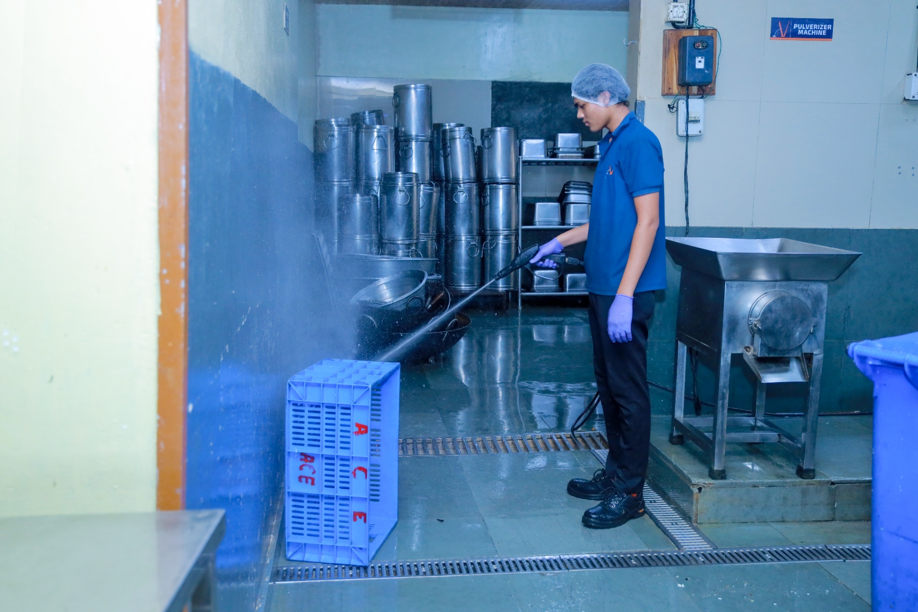 Fast spray cleaning of all food trays and vessels